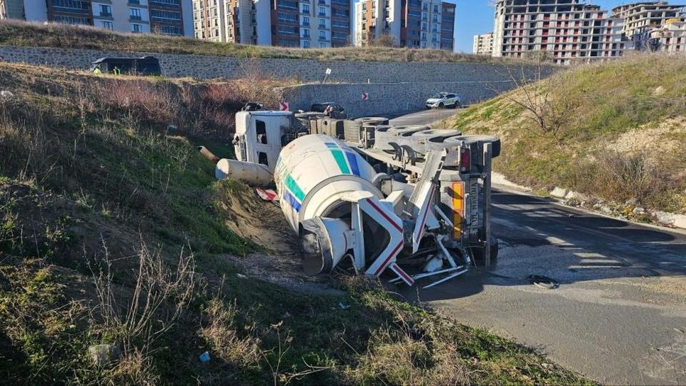 Virajı alamayan beton mikseri yan yattı