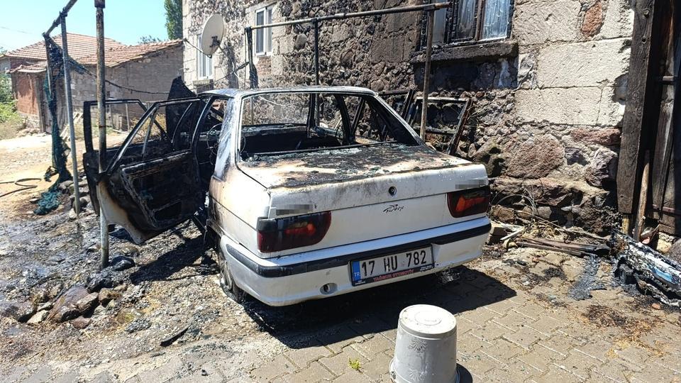 Park halindeki otomobil ile motosiklet yandı