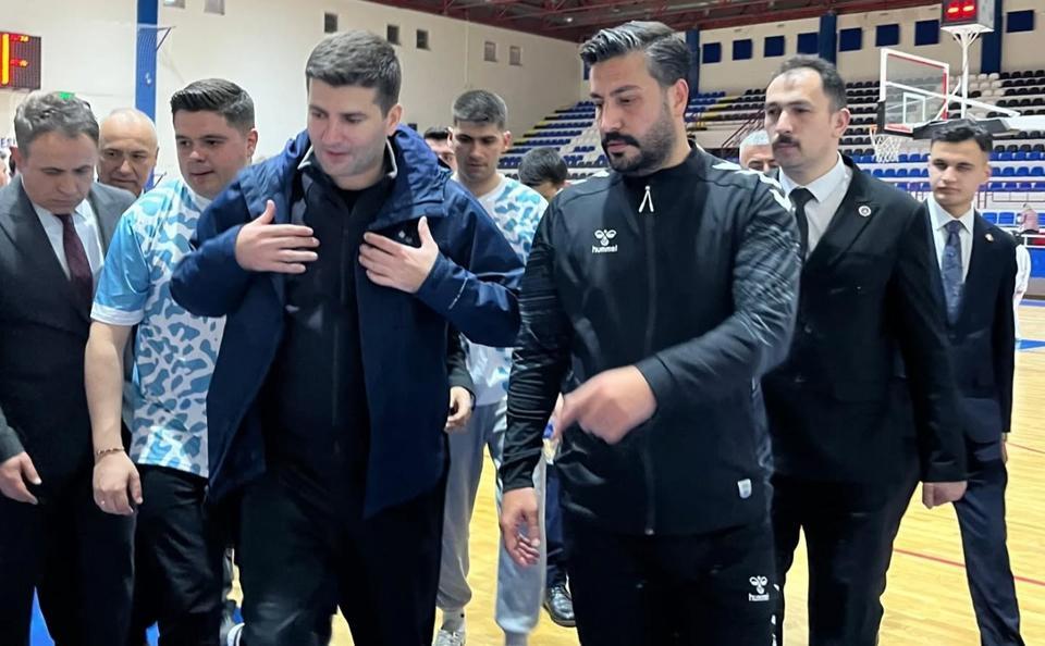 İl Başkanı Cihangiroğlu ve Genel Başkan Yıldırım, gençlerle basketbol oynadı