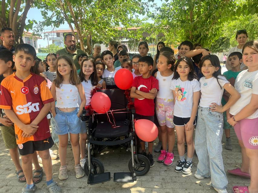 İNCİRLİOVA'DA ÖĞRENCİLER HARÇLIKLARINI UMUDA DÖNÜŞTÜRDÜ