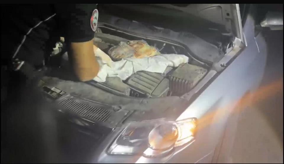 Otomobilin kaputundan 2 adet kalaşnikof silah ele geçirildi