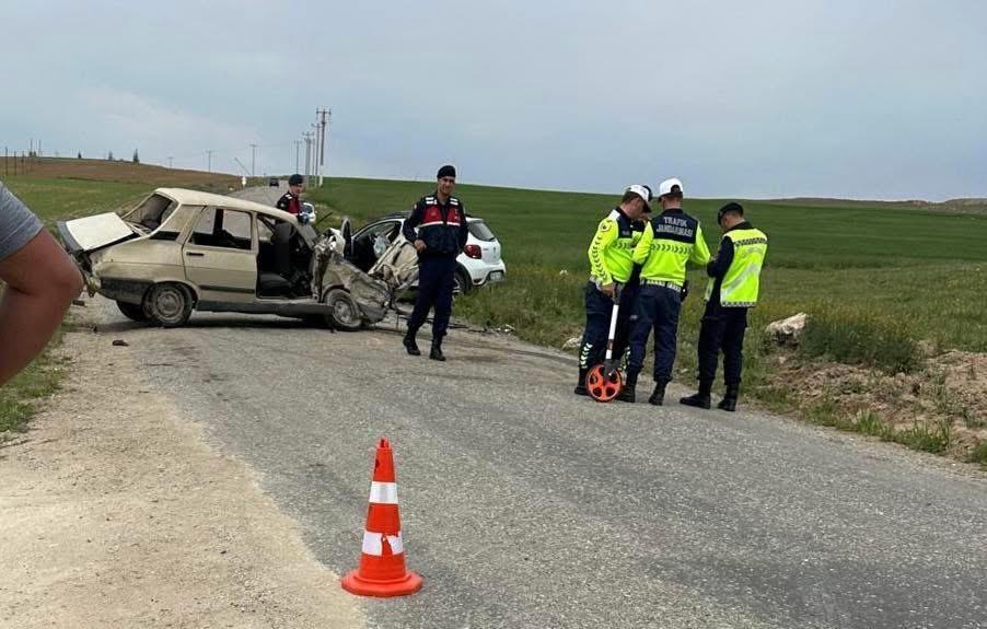 Otomobiller çarpıştı: 1 ölü, 3 yaralı