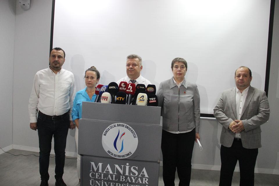 BAŞKAN ZEYREK'İN DURUMU CİDDİYETİNİ KORUYOR YOĞUN BAKIMDA 34 SAATİ GERİDE BIRAKAN MANİSA BÜYÜKŞEHİR BELEDİYE BAŞKANI FERDİ ZEYREK İÇİN TÜRKİYE'NİN ALANINDA UZMAN HEKİMLERİ SEFERBER OLDU FERDİ ZEYREK'İN AİLESİNE DESTEK VERMEK İÇİN ANKARA BÜYÜKŞEHİR BELEDİYE BAŞKANI MANSUR YAVAŞ DA MANİSA'YA GELEREK AİLEYLE GÖRÜŞTÜ