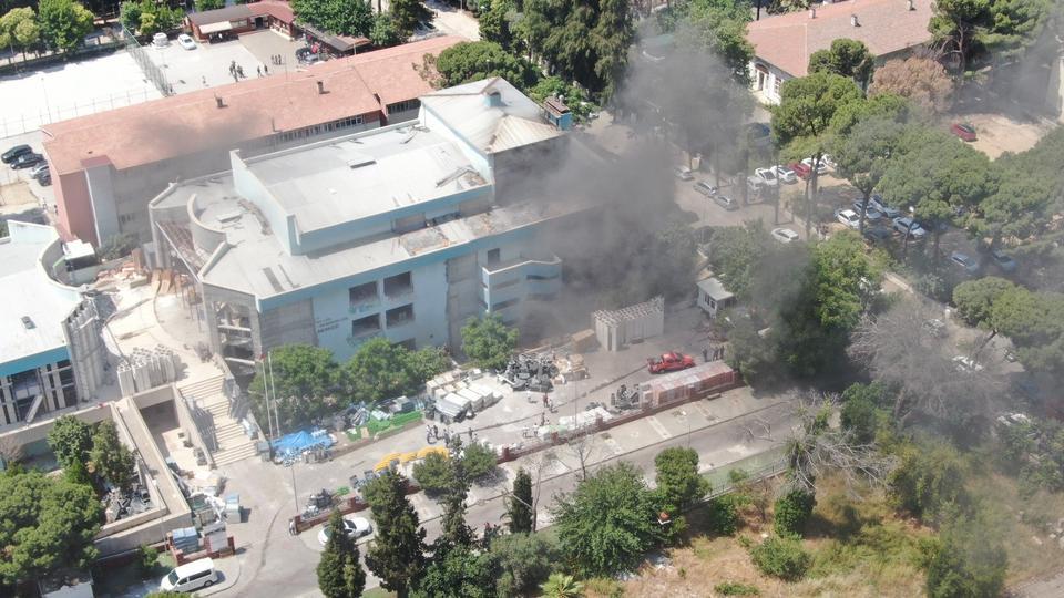 KENTİN GÖBEĞİNDEN YÜKSELEN KARA DUMANLAR PANİKLETTİ ÇALIŞMALAR SIRASINDA ÇIKAN KIVILCIMLAR YANGINA NEDEN OLDU