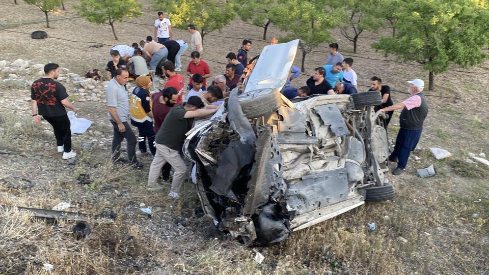 2 otomobilin çarpıştığı kazada 2'si ağır 8 kişi yaralandı