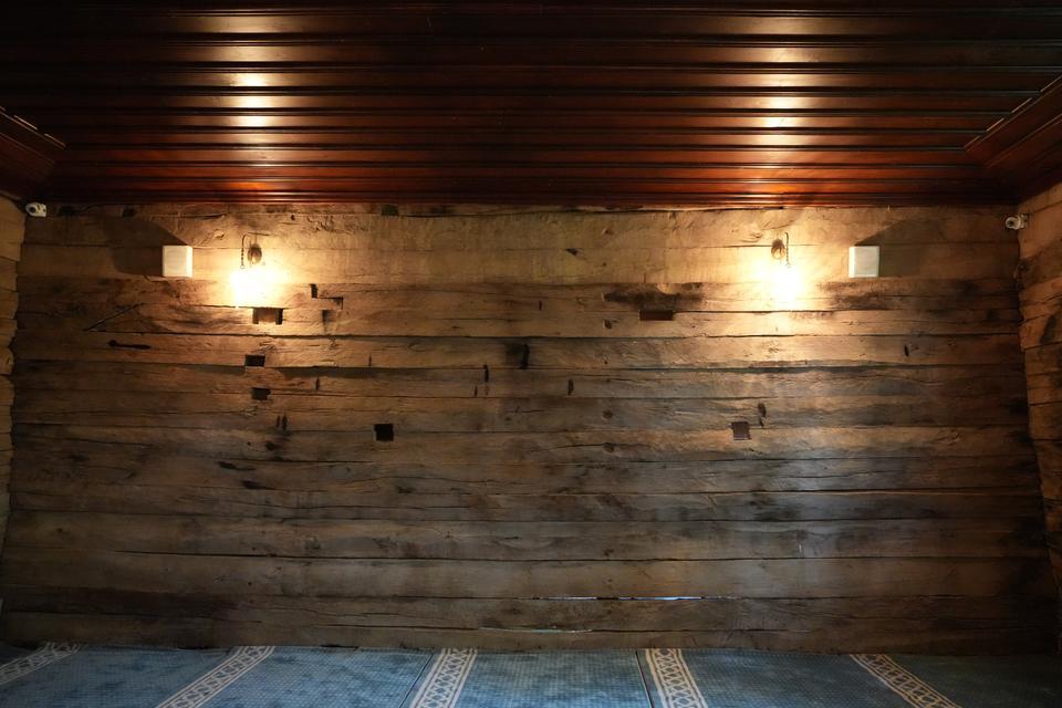 7 ASIRDIR AYAKTA: TEK BİR ÇİVİSİ BİLE YOK BU CAMİDE USTALIK DETAYLARDA GİZLİ "GECELERİ BURADA IŞIKLARIN YANDIĞINI GÖRENLER VAR. İÇERİDE BİR ŞEYLERİN OLDUĞUNU BİZ DE HİSSEDİYORUZ"