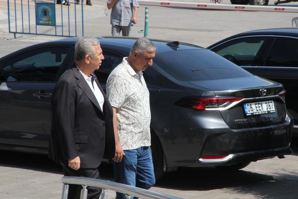 BAŞKAN ZEYREK'İN DURUMU CİDDİYETİNİ KORUYOR YOĞUN BAKIMDA 34 SAATİ GERİDE BIRAKAN MANİSA BÜYÜKŞEHİR BELEDİYE BAŞKANI FERDİ ZEYREK İÇİN TÜRKİYE'NİN ALANINDA UZMAN HEKİMLERİ SEFERBER OLDU FERDİ ZEYREK'İN AİLESİNE DESTEK VERMEK İÇİN ANKARA BÜYÜKŞEHİR BELEDİYE BAŞKANI MANSUR YAVAŞ DA MANİSA'YA GELEREK AİLEYLE GÖRÜŞTÜ