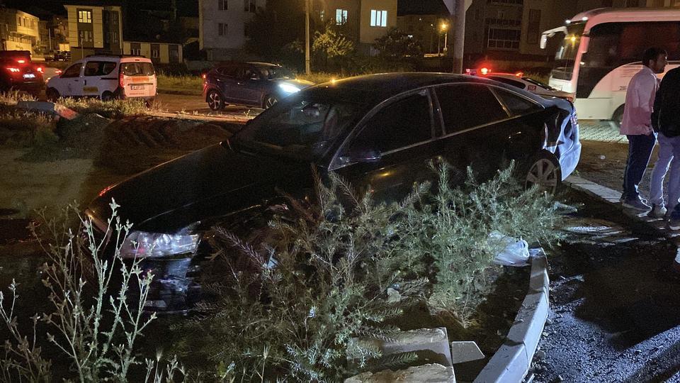ARA SOKAKTAN ÇIKAN ARAÇ SEYİR HALİNDEKİ OTOMOBİLLE ÇARPIŞTI: 4 YARALI