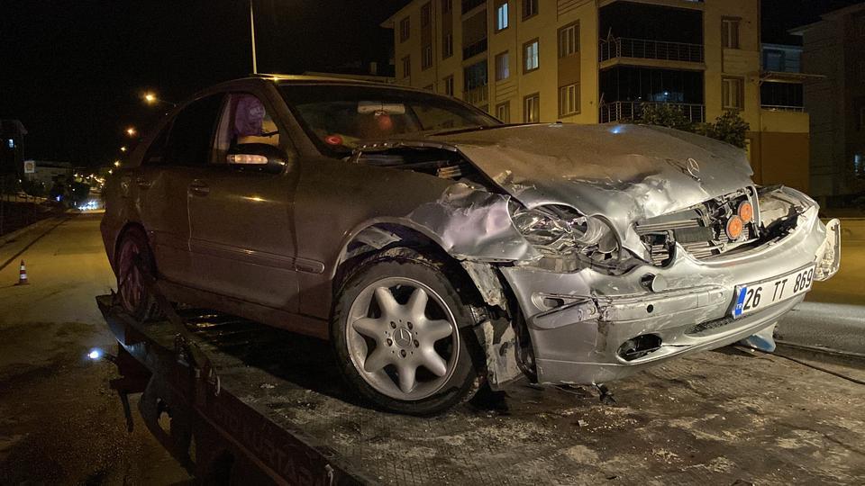 ARA SOKAKTAN ÇIKAN ARAÇ SEYİR HALİNDEKİ OTOMOBİLLE ÇARPIŞTI: 4 YARALI
