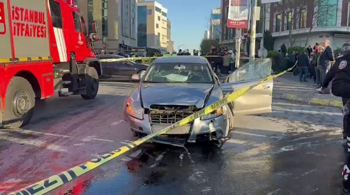 ŞİŞLİ'DE BİR ARAÇ, KALDIRIMDA YÜRÜYEN VATANDAŞLARIN ARASINA DALDI. KAZADA YARALANANLARIN OLDUĞU ÖĞRENİLİRKEN, OLAY YERİNE ÇOK SAYIDA POLİS, SAĞLIK VE İTFAİYE EKİPLERİ SEVK EDİLDİ. EKİPLERİN ÇALIŞMALARI SÜRÜYOR.