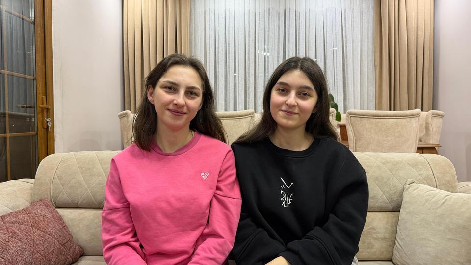 ARTVİN'DE ARALARINDA 11 YAŞ OLAN KARDEŞLERİN TELEFONLARININ YÜZ TANIMA ŞAŞKINLIĞI ARALARINDA 11 YAŞ FARK BULUNAN İKİ KARDEŞİN AYNI TELEFONU YÜZ TANIMA ÖZELLİĞİYLE AÇABİLMESİ, GÜVENLİK ENDİŞELERİNİ GÜNDEME GETİRDİ