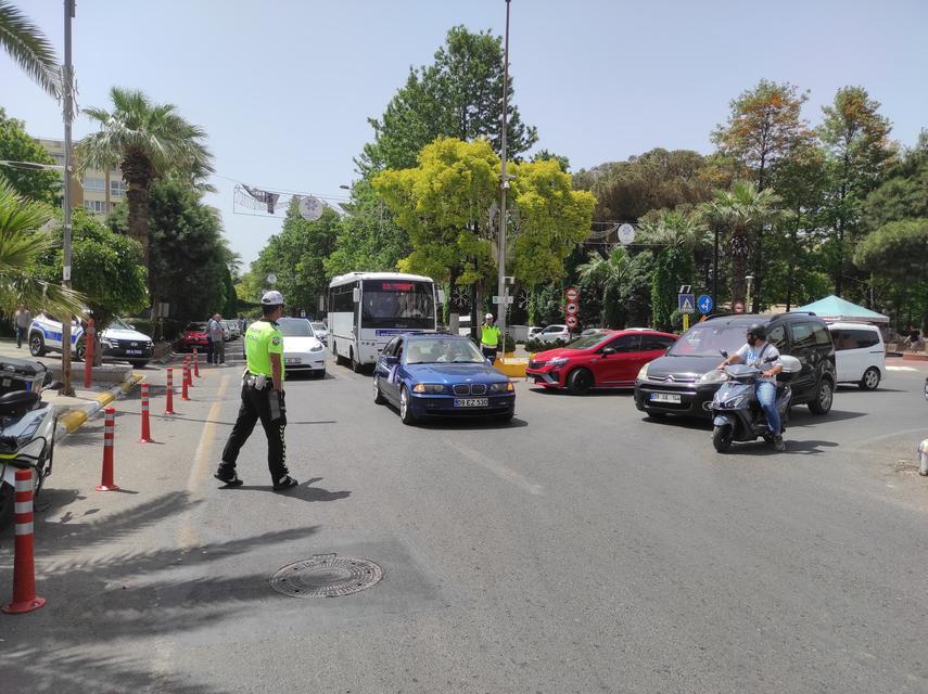TRAFİK EKİPLERİ EMNİYET KEMERİNİN ÖNEMİNE DİKKAT ÇEKTİ