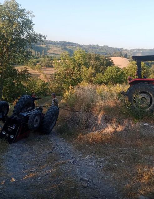BALIKESİR'DE TRAKTÖR DEVRİLDİ; 1 YARALI