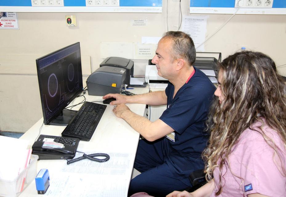 DOKTOR BABA KIZ BİRLİKTE ŞİFA DAĞITIYOR