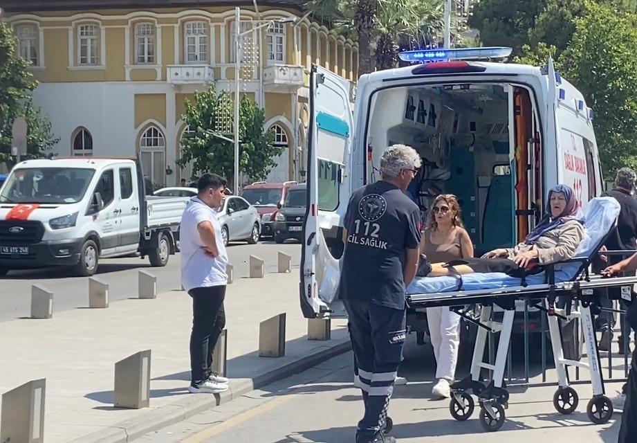 Ferdi Zeyrek'in taziyesinde yaşlı kadın fenalaştı
