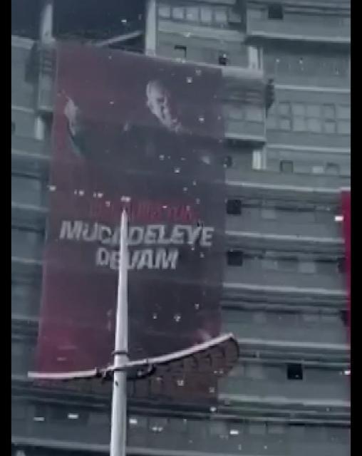 Özel'in CHP Genel Merkezi'ndeki afişi indirildi