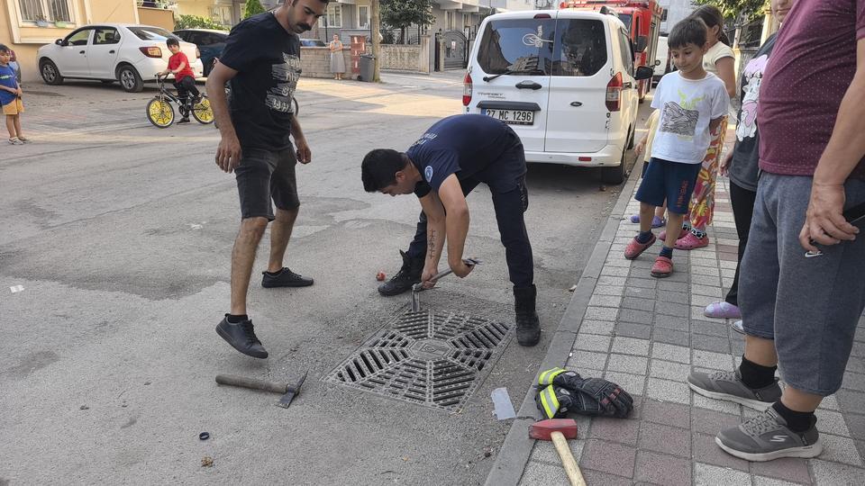 Mahsur kalan kargayı itfaiye kurtardı