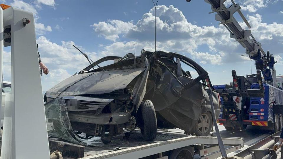 Otomobil yön levhasına saplandı