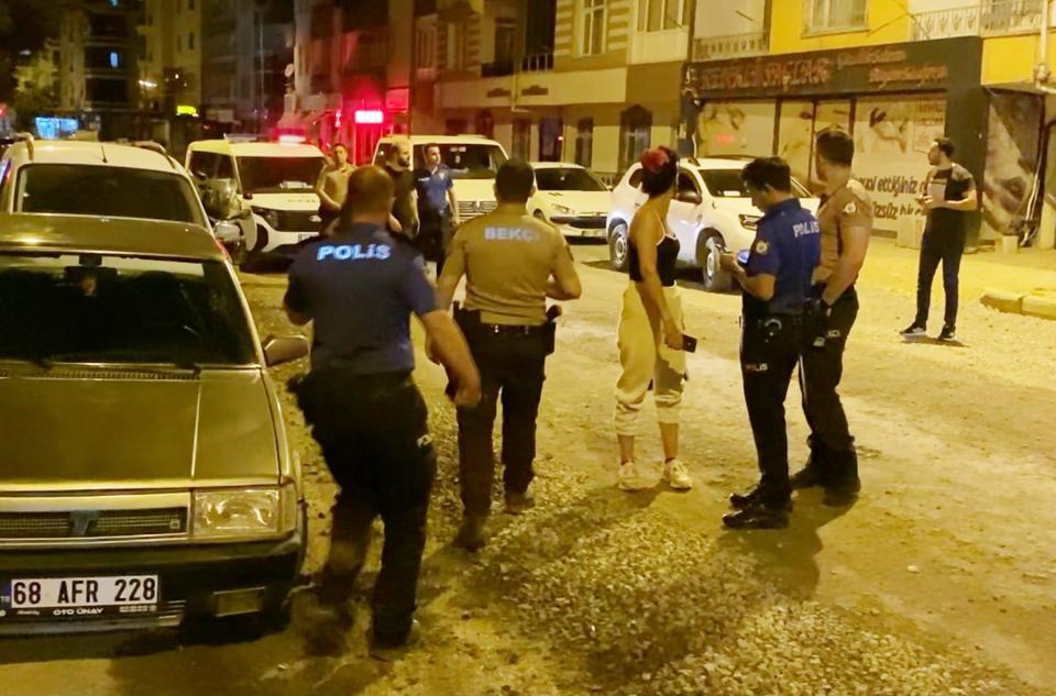 GENÇ KADIN ÜVEY KIZ KARDEŞİNİ BIÇAKLAYARAK ÖLDÜRDÜ AKSARAY'DAKİ AİLE KAVGASINDA 1 KİŞİ ÖLDÜ 1 KİŞİ DE YARALANDI
