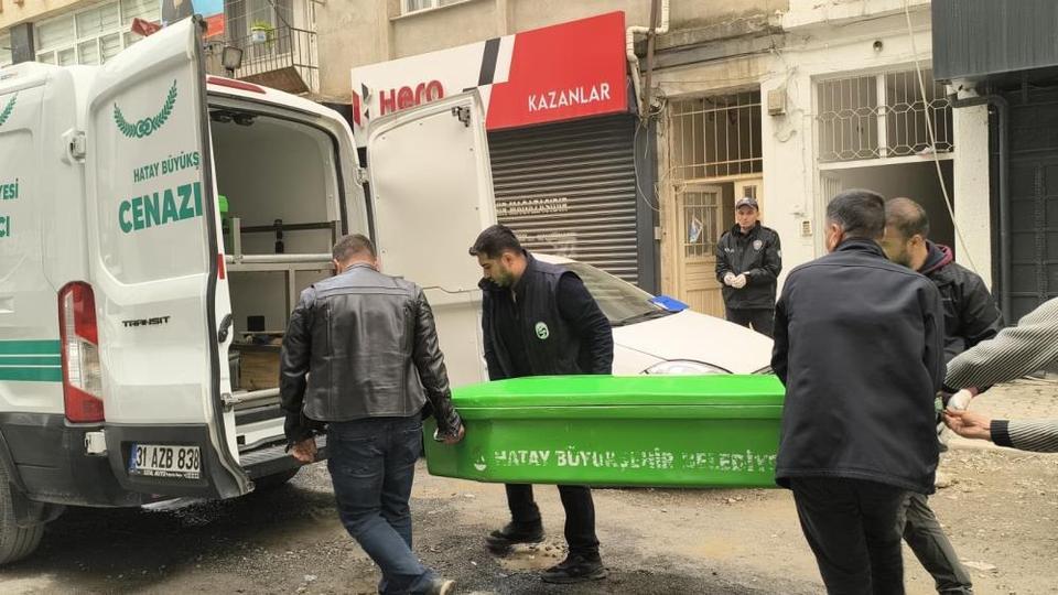 Yaşlı adam yalnız yaşadığı evde bıçaklanarak öldürüldü