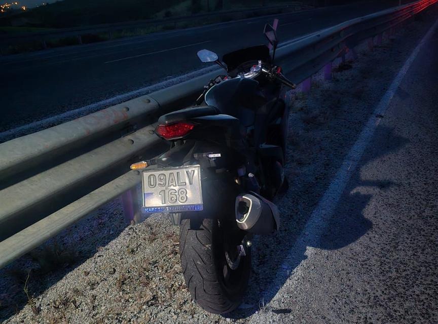 Motosiklet bariyere çarptı. 1 ölü, 1 yaralı