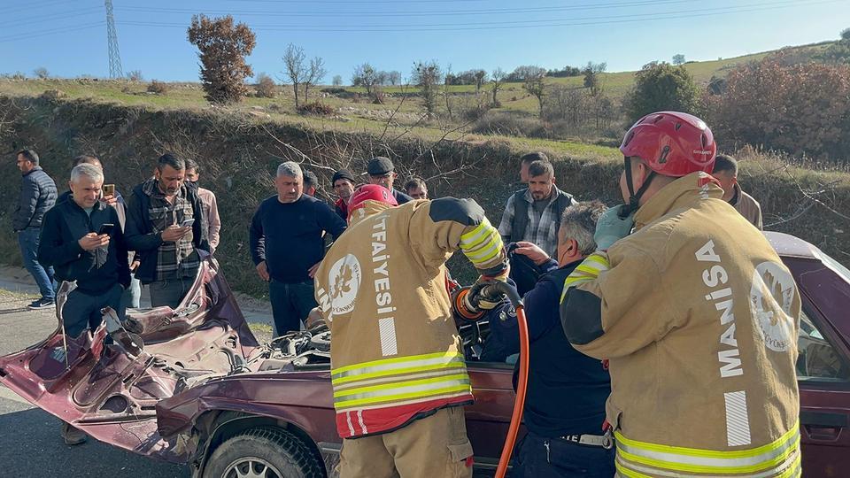 Tıra çarpan otomobil hurdaya döndü