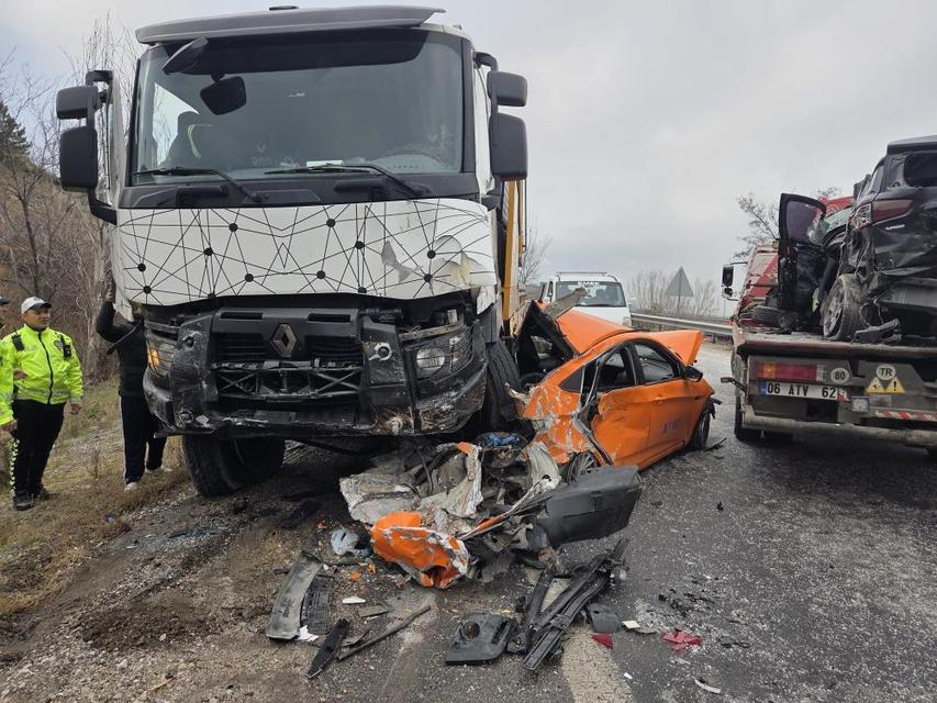 6 araçlı zincirleme kaza: 5 yaralı