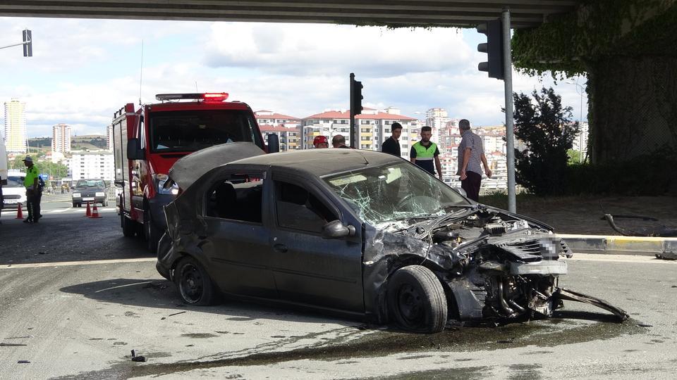 Minibüs ile otomobil çarpıştı: 4 yaralı