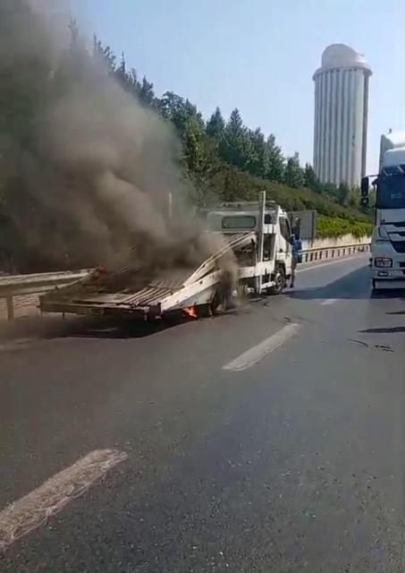 Alevler sürücülerin müdahalesiyle söndürüldü