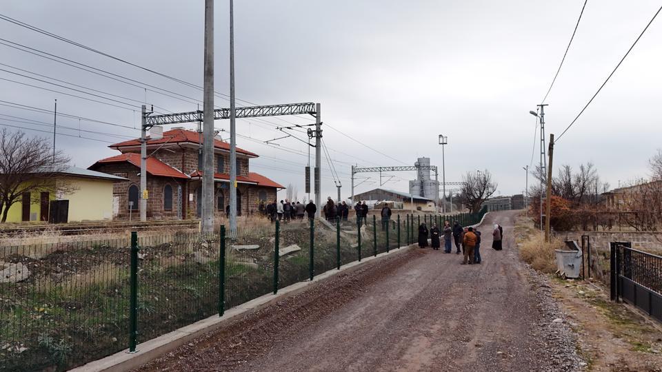 KEMAL SUNAL'IN PROPAGANDA FİLMİ GERÇEK OLDU: TEL ÖRGÜYLE İKİYE BÖLÜNEN MAHALLEDE VATANDAŞLAR İHTİYAÇLARINI GİDERMEK İÇİN 5 KİLOMETRE YÜRÜYOR