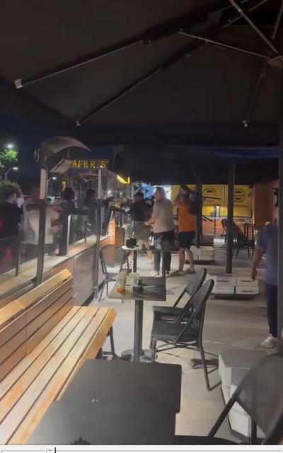 KAHVE ZİNCİRİNDE İKİ GRUP ARASINDA KAVGA ÇIKTI, ORTALIK SAVAŞ ALANINA DÖNDÜ TEKME VE YUMRUKLARIN HAVADA UÇUŞTUĞU KAVGADA SANDALYELER HAVADA UÇUŞTU
