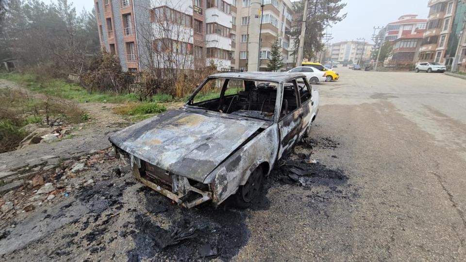 Alev topuna dönen otomobilden geriye demir yığını kaldı