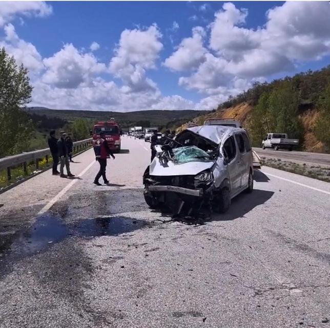 Bariyerlere çarpan araçtaki 6 kişi yaralandı