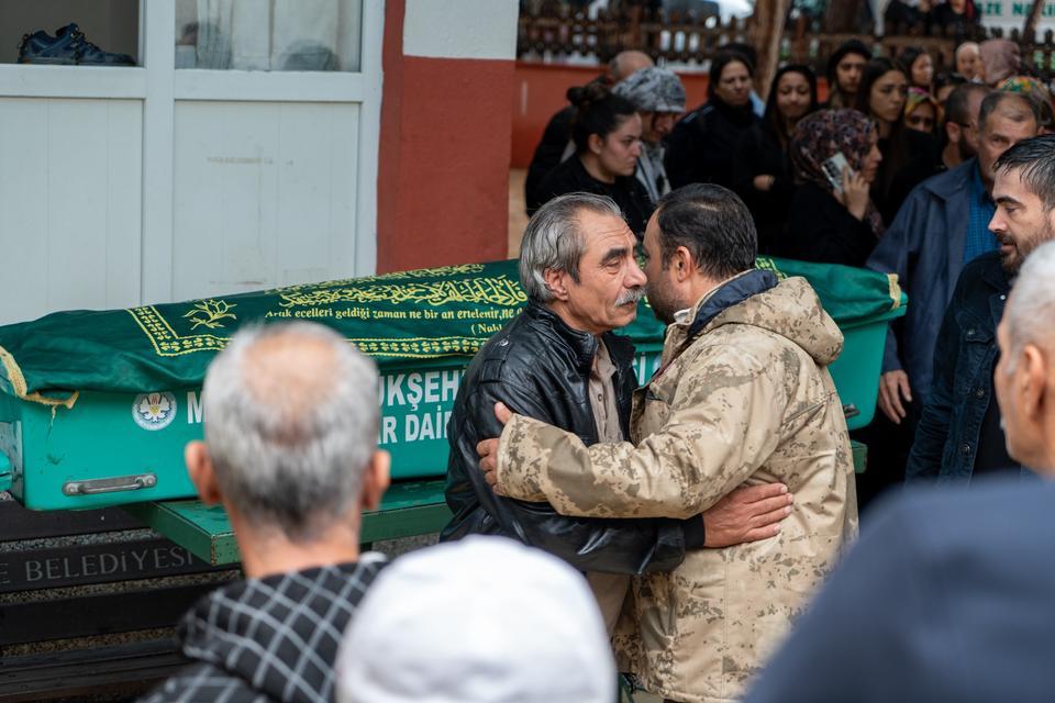 ANNE, BABA VE OĞULLARINA YÜREK BURKAN VEDA ANNE, BABA VE 6 YAŞINDAKİ OĞULLARI KAZADA ÖLDÜ, 4 YAŞINDAKİ KIZLARI TEDAVİ ALTINDA FECİ KAZADA HAYATINI KAYBEDEN 5 KİŞİ SON YOLCULUĞUNA UĞURLANDI