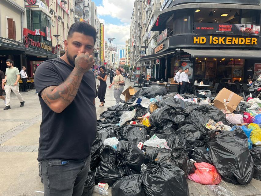 İZMİR BÜYÜKŞEHİR BELEDİYESİ'NDEKİ GREV NEDENİYLE ÇÖPLER SOKAKLARA TAŞTI