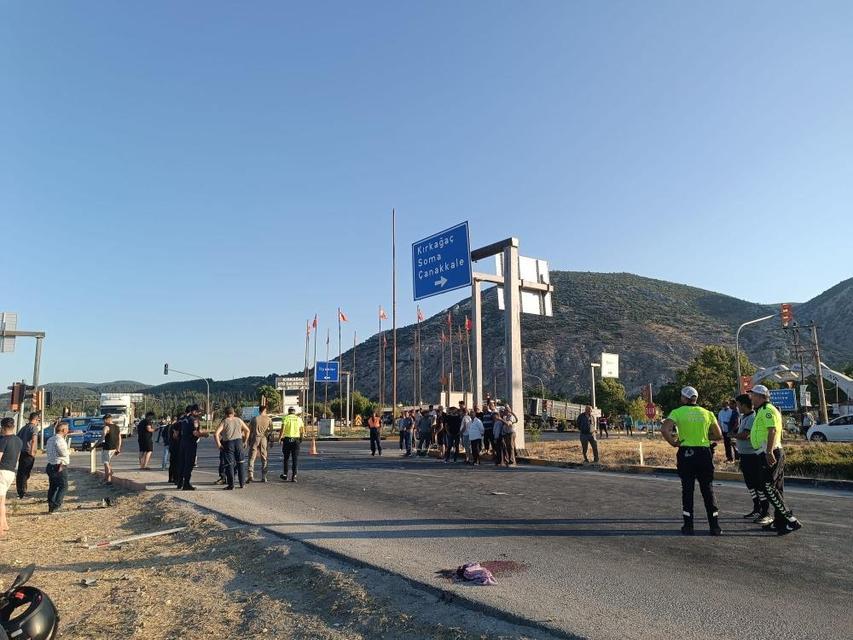 Hafif ticari araç ile motosikletin çarpıştı: 1 ölü, 1 yaralı