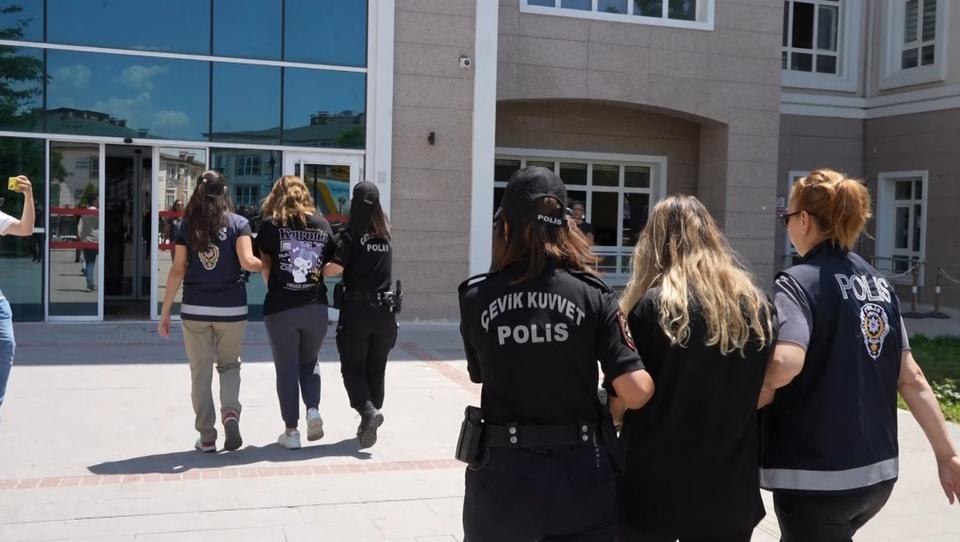 CİNAYETLE BİTEN KADINLARIN YASAK İLİŞKİ DAVASINDA BABAYI HÜZNE BOĞAN ADLİ KONTROL KARARI BURDUR'DA 35 YAŞINDAKİ KADIN, İDDİAYA GÖRE, EŞİNİN SEVGİLİSİNİN KIZ ARKADAŞI TARAFINDAN BIÇAKLANARAK ÖLDÜRÜLDÜ TUTUKLU İKİ KADININ TUTUKLULUK HALLERİNE DEVAM KARARI ÇIKARKEN DURUŞMA İLERİ BİR TARİHE ERTELENDİ