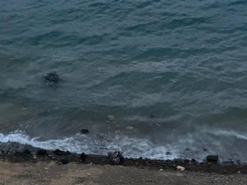 Virajı alamayan araç denize uçtu: 1 yaralı