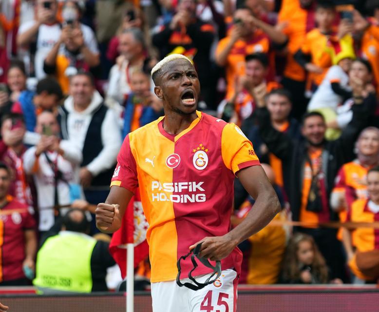 Victor Osimhen, Okan Buruk'u yakaladı