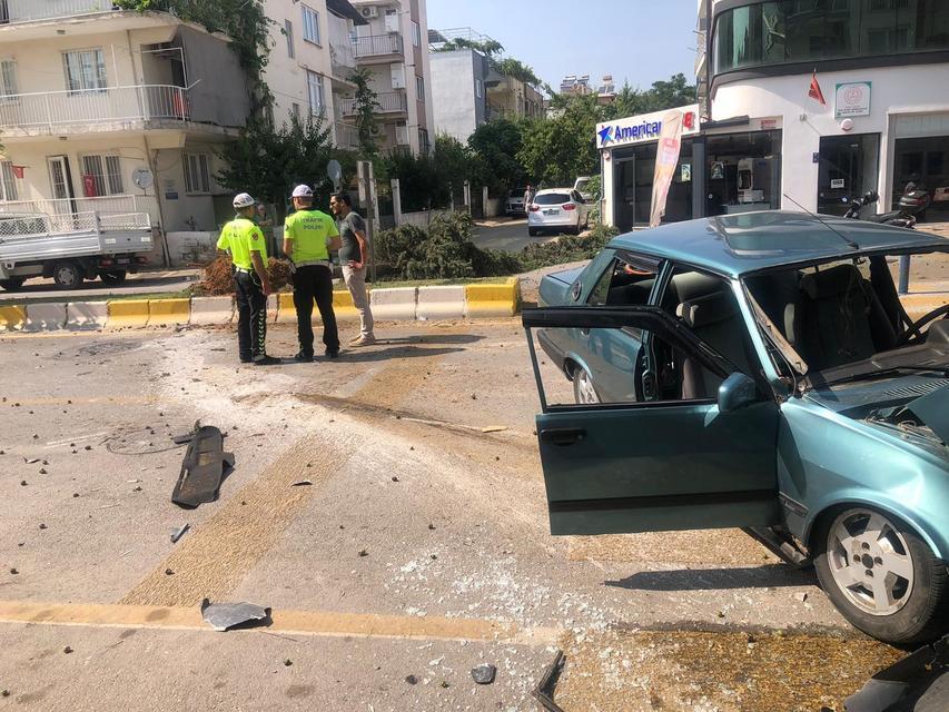 Aydın'da otomobil ağaca çarptı: 1'i çocuk 3 yaralı