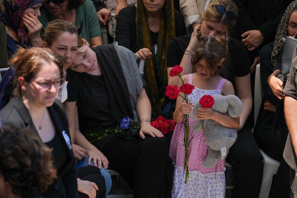 BİNLERCE MANİSALI, FERDİ BAŞKANLARINI GÖZYAŞLARIYLA UĞURLADI MANİSA TARİHİNİN EN KALABALIK CENAZE TÖRENİNDE GÖZYAŞLARI SEL OLDU