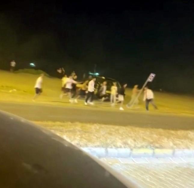 SAKARYA'DA 'YAN BAKTIN' KAVGASI KANLI BİTTİ: POLİS YARALANDI, 3 TUTUKLAMA
