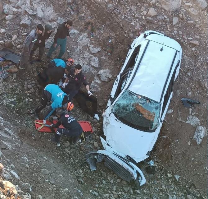 Otomobil şarampole uçtu