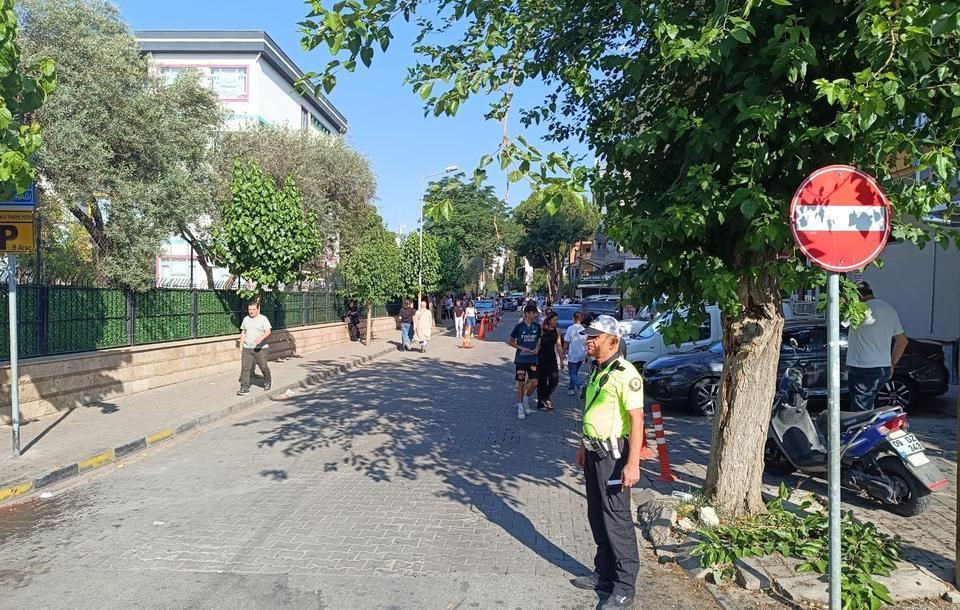 AYDIN'DA TRAFİK EKİPLERİNDEN "LGS" NÖBETİ TRAFİK POLİSLERİNDEN "KORNA" ÇAĞRISI