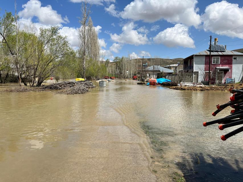 BAYBURT'TA KUVVETLİ YAĞIŞ SONRASI DERE TAŞTI: KÖY SU ALTINDA KALDI