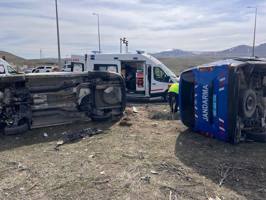 Zincirleme kaza: 4'ü askeri personel 6 yaralı