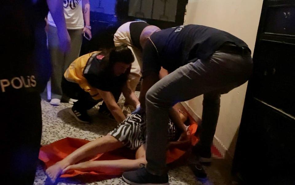 GENÇ KADIN ÜVEY KIZ KARDEŞİNİ BIÇAKLAYARAK ÖLDÜRDÜ AKSARAY'DAKİ AİLE KAVGASINDA 1 KİŞİ ÖLDÜ 1 KİŞİ DE YARALANDI