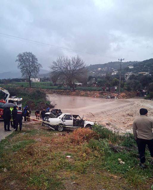 Çaya düşen araçta son nefesini verdi