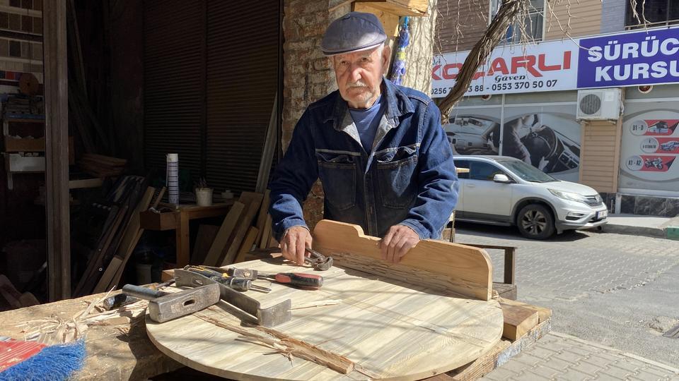 O MESLEK AİLE MİRASI OLDU, 76 YILLIK TEZGAH HİÇ DURMADI MARANGOZ USTASI ŞENTÜRK: "ÇALIŞMADIĞIM ZAMAN KENDİMİ BOŞLUKTA HİSSEDİYORUM"