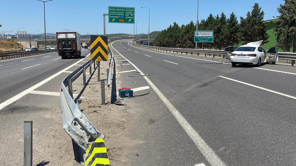 TEM'DE BARİYERE ÇARPAN OTOMOBİLİN TAVANI KOPTU: 4 YARALI